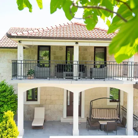 Βίλα Stone House With 4 Bedrooms And Beautiful View